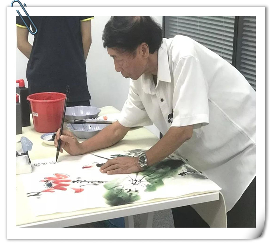 1534816536885517.jpg 進(jìn)貿(mào)通周末|著名國(guó)畫大師蒞臨進(jìn)貿(mào)通贈(zèng)《映日荷花》《紫氣東來(lái)》