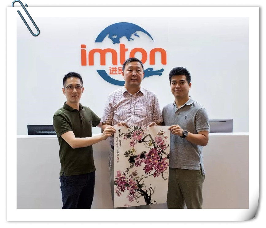 1534816583656477.jpg 進(jìn)貿(mào)通周末|著名國(guó)畫大師蒞臨進(jìn)貿(mào)通贈(zèng)《映日荷花》《紫氣東來(lái)》