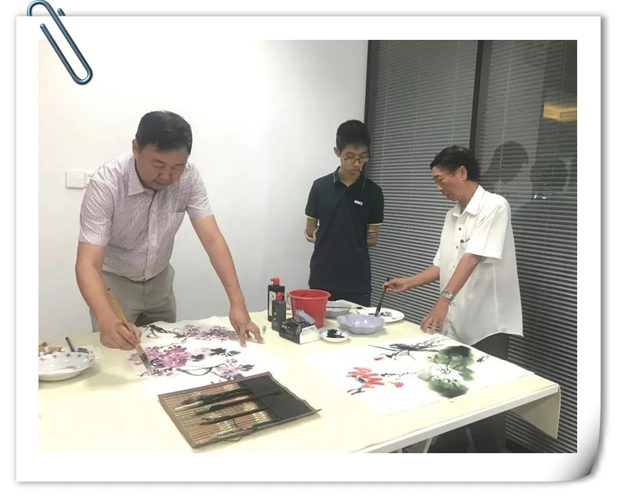 1534816641337487.jpg 進(jìn)貿(mào)通周末|著名國(guó)畫大師蒞臨進(jìn)貿(mào)通贈(zèng)《映日荷花》《紫氣東來(lái)》