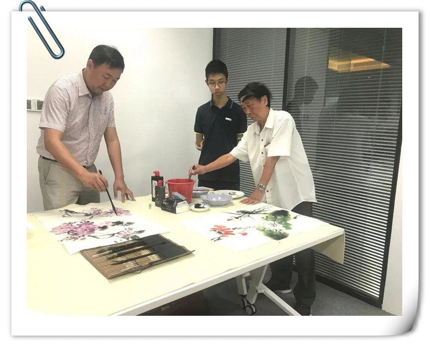 1534816662131830.jpg 進(jìn)貿(mào)通周末|著名國(guó)畫大師蒞臨進(jìn)貿(mào)通贈(zèng)《映日荷花》《紫氣東來(lái)》